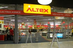 VIDEO. Spargeri pe bandă rulantă magazinele Altex. Hoţi cu cagule, intervenţie de câteva minute!