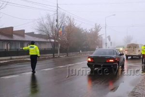 FOTO: Zeci de amenzi şi permise reţinute după o razie a poliţiştilor de la Rutieră