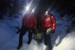 Operatiune de salvare in muntii Mehedinti. Un barbat s-a ratacit intr-o zona cu zapada foarte mare (galerie foto) 