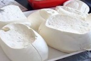 AVETI GRIJA LA CE CUMPARATI! Brânza care nu a văzut niciodată laptele! Din ce se fac produsele lactate din comerţ.