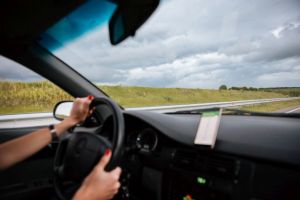 Plănuieşti o călătorie cu maşina în primăvară? Iată cum să te asiguri că vehiculul funcţionează perfect după lunile de iarnă