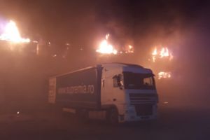 Incendiu la o hala din Alba Iulia. ISU a transmis populatie mesaj prin RO-alert 