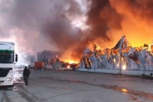 Incendiu cu pagube de zeci de milioane de euro la Alba Iulia. O fabrică întreagă s-a făcut scrum. VIDEO