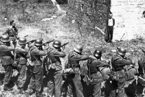 Povestea celei mai DRAMATICE fotografii din ISTORIE. Cine a fost omul ochit de PLUTONUL DE EXECUȚIE