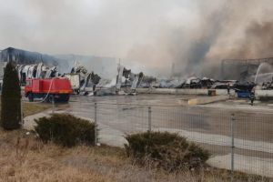 VIDEO/ Prefectul de Alba despre incendiul care a MISTUIT fabrica Solina: ”Din primele verificări nu este o situaţie care pună în pericol viaţa şi sănătatea persoanelor”