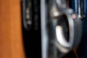 Români beţi turtă, cu o puşcă în maşină şi cu un adevărat arsenal în casă