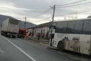 Accident cu 4 victime! Coliziune între un autocar şi un camion!