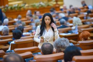 Pro România i-a mai luat o deputată lui Dragnea. Fostă pesedistă se înscrie în partidul lui Ponta