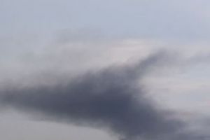 RO ALERT: Locuitorii din Alba Iulia, AMENINȚAȚI de norul de FUM generat de incendiul de la fabrica de CONDIMENTE