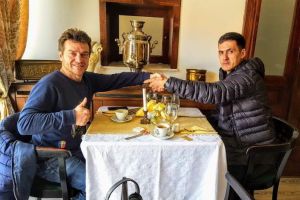 FOTO: Certaţi de la o sanie de concurs, sportivii Avram Iancu şi Levente Polgar s-au întâlnit pentru ”marea împăcare”, la Alba Iulia
