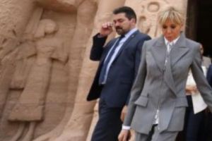 Adidaşii cu reflexe aurii, de brand, purtaţi de Brigitte Macron au stârnit FURIA  Vestelor Galbene. Foto cu încălţămintea exclusivistă în articol