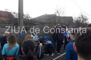 Imagini de la eveniment: Prietenii Albertinei Cosbac au aprins lumanari in locul in care aceasta a murit la Valu lui Traian (galerie foto+video) 