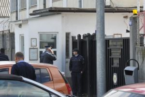 Trei bărbaţi, cu vârste cuprinse între 22  şi 35 de ani, au fost depistaţi şi introduşi în penitenciar de poliţiştii băcăuani.