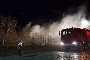 FOTO/VIDEO. Incendiu violent! O familie cu şapte copii a rămas fără casă. Ce spun pompierii