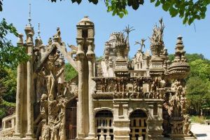 SENZATIONAL! Un postas a construit un CASTEL doar cu pietre găsite pe jos!