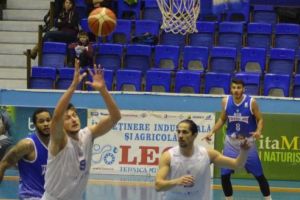 Baschetbaliştii reiau seria sutelor