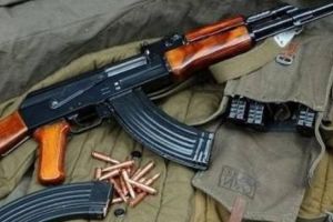 ŞOCANT . Traficant de arme reţinut de poliţişti. Cu cât vindea un Kalaşnikov