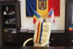 Cu PSD-ul moştenit din tată-n fiu, edilul-şef de la Coronini nu renunţă la scaunul de primar şi nici la culoarea roşie!