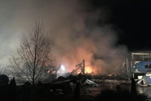 FOTO/ VIDEO/ UPDATE Incendiul de la Solina, Alba Iulia: Pompierii luptă de peste 24 ore pentru stingerea flăcărilor care au mistuit fabrica