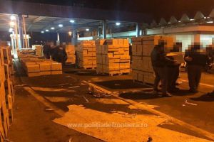 FOTO&VIDEO. Captură record la Halmeu. TIR cu peste 400.000 de pachete cu ţigări ascunse