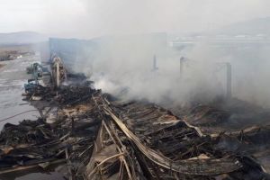 FOTO/ Incendiul de la fabrica Solina din Alba Iulia – Pompierii continuă intervenţia de stingere. Autolaborator pentru prelevare de probe pentru calitatea aerului, instalat în zonă