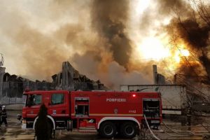 Arde de o zi! Incendiu de proporţii  la fabrica Solina din Alba Iulia (FOTO / VIDEO)