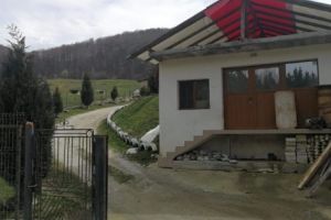 Vând fermă cu teren 26.000mp, Curtea de Argeş, 1km.faţă de Mânăstire, toate utilităţile, 200m.deschidere, cu lacuri de peşte, 2 grajduri, construcţie cu camere, bucătărie,  baie, fosă septică,  şi beci. Pretabil agrement, pensiune sau fermă. Se poate vinde şi pământul separat.Preţ negociabil. Telefon 0740.435575, 0723.408490