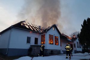 Incendiu violent la o casa parohiala din judetul Covasna. Pompierii au intervenit pentru stingerea flacarilor (galerie foto)