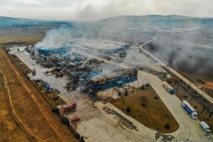 VIDEO AERIAN/ FOTO: Imagini APOCALIPTICE ale fostei fabrici de condimente Solina din Alba Iulia. La mai bine de 30 de ore de la izbucnirea incendiului, locul e încă învăluit în fum