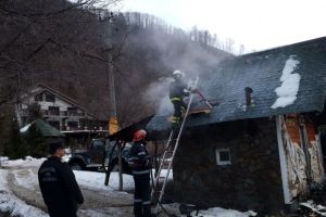 Incendiu violent la o pensiune din localitatea Brezoi, judetul Valcea. Pompierii au intervenit pentru stingere