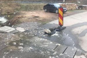 FOTO/ VIDEO/ ȘTIREA TA: Cum repară ”Dorel” un canal înfundat la Șugag – Scoate capacul şi lasă mizeria să curgă pe drum şi în râu