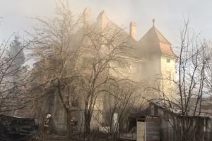 VIDEO – Incendiu la o casă veche de pe strada Lungă din Sibiu. Un bărbat rănit