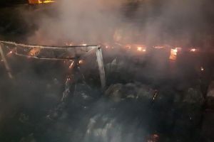 FOTO/ Incendiul de la Solina Alba Iulia: În fosta clădire a fabricii încă mai există focare. 43 de ore de luptă neîntreruptă cu flăcările, pentru pompierii din Alba