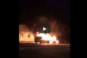 NEWS ALERT/ Caz CIUDAT: Un Mercedes şi un Volkswagen ARSE în TOTALITATE! Focul a fost pus de proprietar (VIDEO)