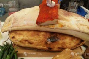 REPORTAJ Cluj: Slănină decorată cu foiţă de aur şi praline cu miez de slănină, învelite în nucă şi ciocolată, la SlanăFest