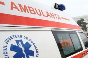 Bărbat găsit inconştient în casă, decedat în drum spre spital