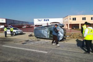 FOTO, VIDEO| ACCIDENT rutier între Drâmbar şi Alba Iulia. Un autoturism s-a răsturnat în afara carosabilului, în dreptul târgului de animale
