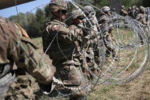Trump măreşte DE 7 ORI numărul TRUPELOR la graniţa cu Mexicul