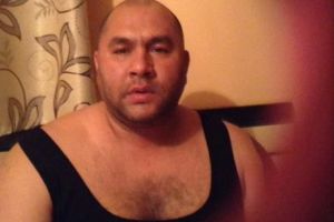 Interlopul „de la ţară” a bătut un tânăr şi a abuzat de prietena lui, în contul unei datorii