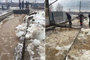 FOTO / Primăvară în ţară, dar iarnă în zona Munţilor Apuseni. Pe Valea Brătinesei se lucrează de zor la spart gheaţa