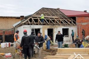 
Minunea de-o zi. Voluntarii au renovat o casă în mai puţin de 24 de ore