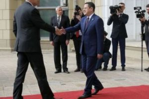 Guvernul recompensează Serviciile cu un buget supradimensionat. Opoziţia aplaudă