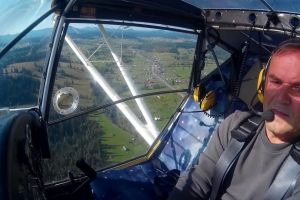 VIDEO FOTO ’’Bâzâie’’ pe deasupra Sibiului – Dan Cobuz le arată sibienilor cum pot ’’atinge’’ norii