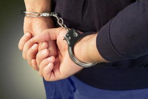 Adolescent din Novaci, reţinut după ce a incendiat două maşini