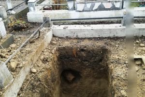 Săpau o groapă în cimitir şi au dat peste… o bombă