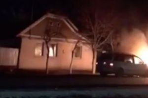 Daună totală: Un arădean mort de beat şi-a incendiat ambele maşini I VIDEO