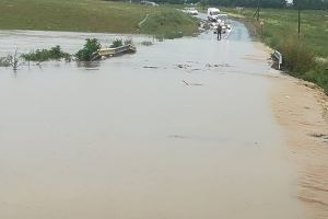 Sute de oameni BLOCAȚI din cauza INUNDAȚIILOR din judeţul Arad