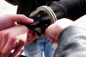 Doi tineri, arestaţi preventiv după ce au tâlhărit o femeie