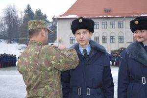 Elevi din primul an de studiu de la Colegiul Naţional Militar „Ştefan cel Mare” au fost ...