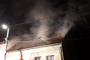 Acoperişul unei case din Baia de Criş, mistuit de flăcări